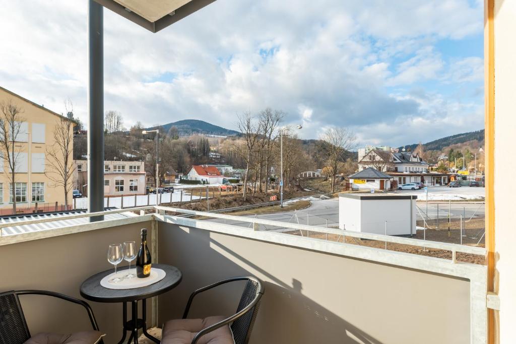 Nespecifikovaný výhled na hory nebo výhled na hory při pohledu z aparthotelu