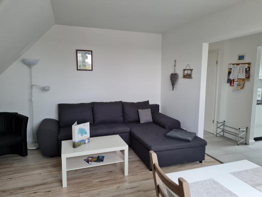 ein Wohnzimmer mit Sofa und Tisch in der Unterkunft Wohnung Burgstaaken in Fehmarn