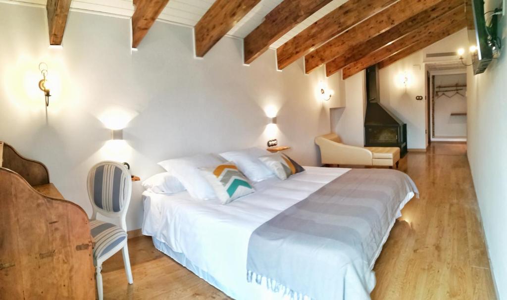 ein Schlafzimmer mit einem großen weißen Bett in einem Zimmer in der Unterkunft Hotel La Casa del Río in Villanova