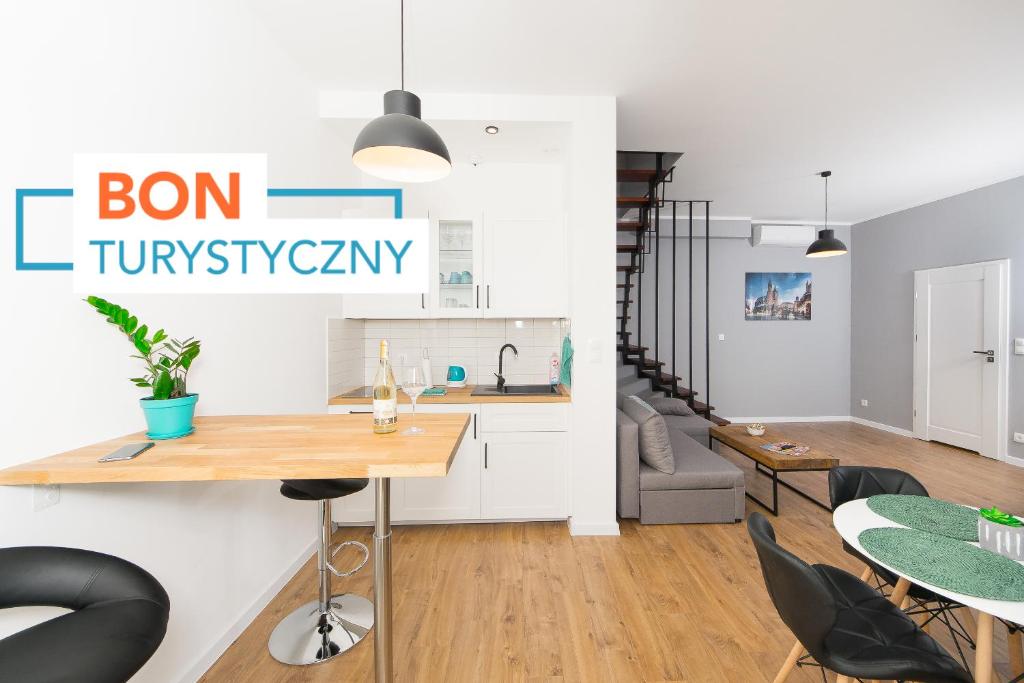 克拉科夫的住宿－Blue Apartment Old Town Air Condition p4you pl，厨房以及带桌椅的起居室。