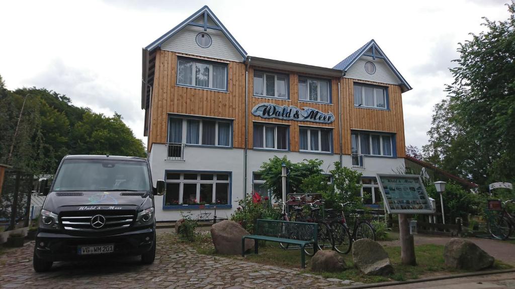 ein LKW, der vor einem Gebäude parkt in der Unterkunft Hotel Wald & Meer in Ostseebad Koserow