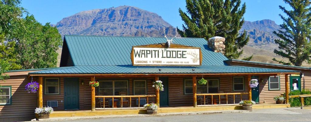 un restaurante con una montaña en el fondo en Wapiti Lodge, en Wapiti