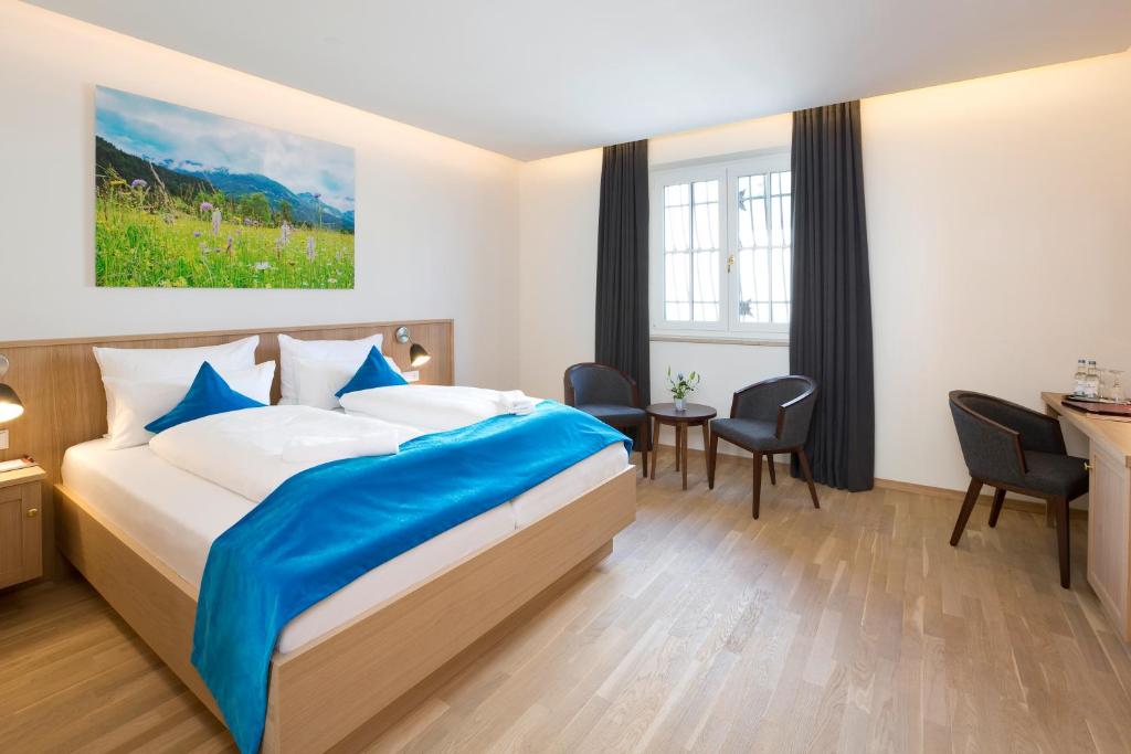 Postel nebo postele na pokoji v ubytování Hotel Hirsch