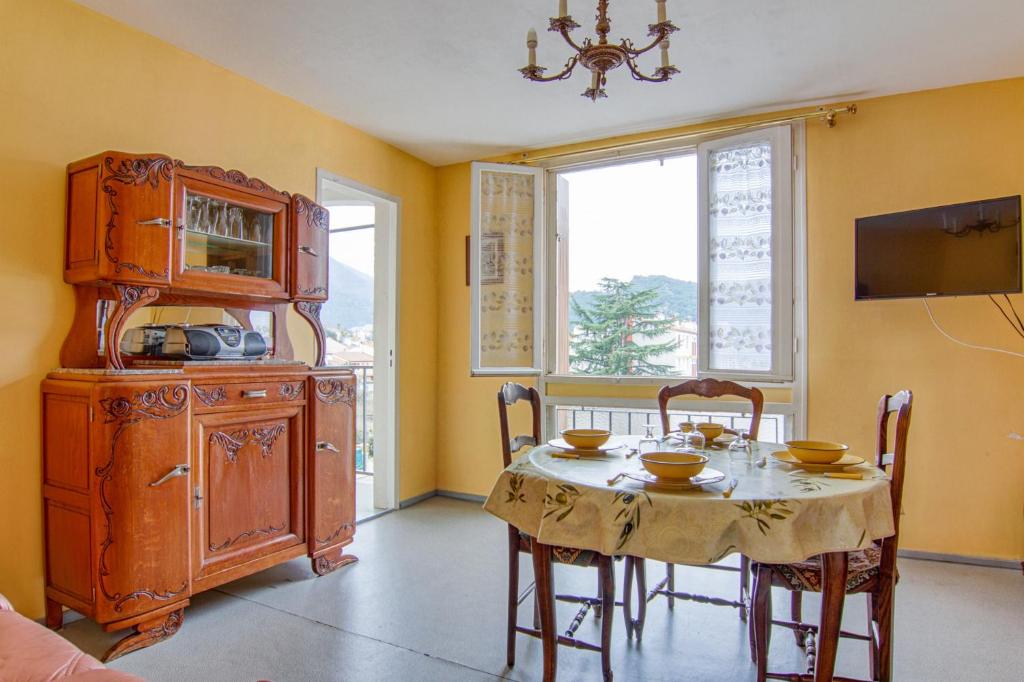 une salle à manger avec une table et des chaises et une télévision dans l'établissement Le Palalda, à Amélie-les-Bains-Palalda