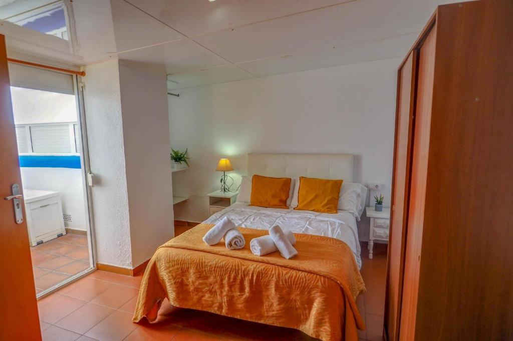 Postel nebo postele na pokoji v ubytování Linda Vista Oasis Penthouse by Hello Homes Sitges