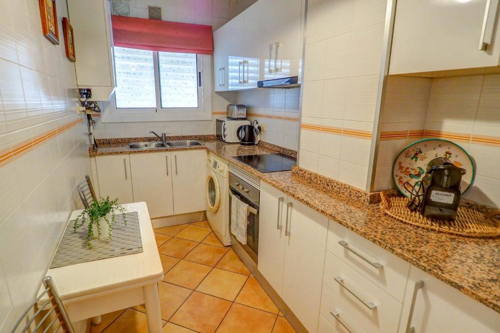 Kuchyň nebo kuchyňský kout v ubytování Linda Vista Oasis Penthouse by Hello Homes Sitges