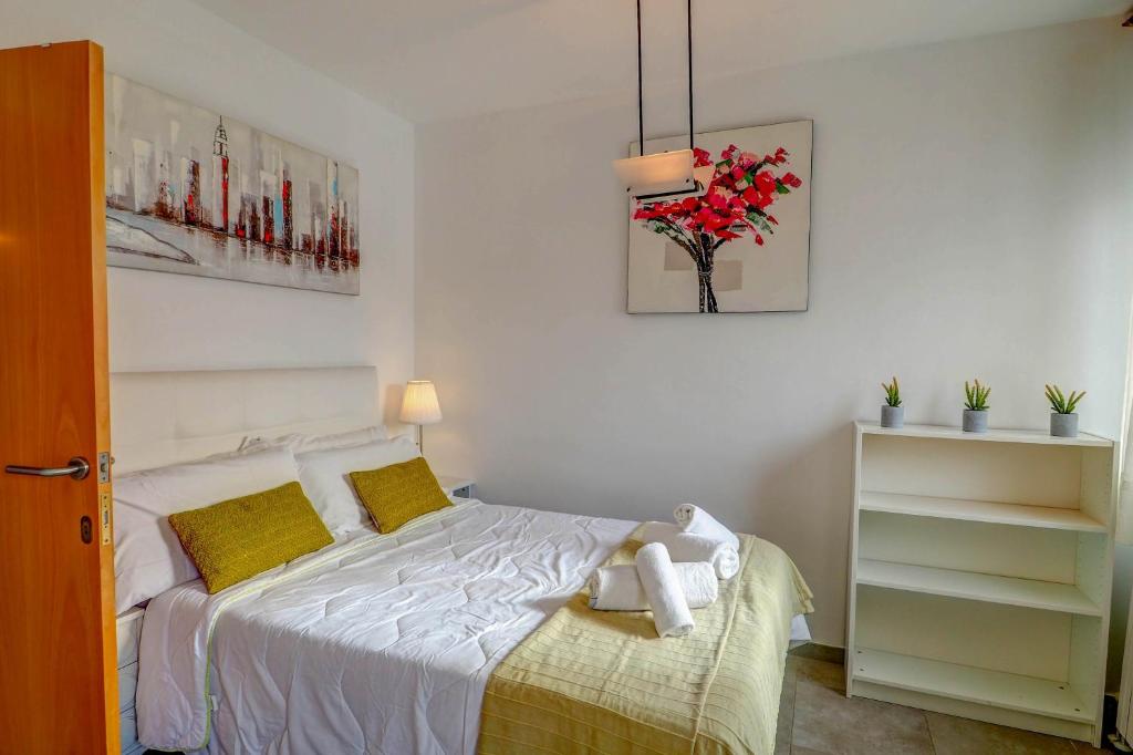 Postel nebo postele na pokoji v ubytování Linda Vista Oasis Penthouse by Hello Homes Sitges