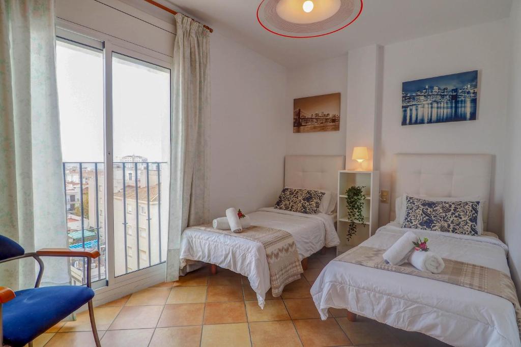 Postel nebo postele na pokoji v ubytování Linda Vista Oasis Penthouse by Hello Homes Sitges