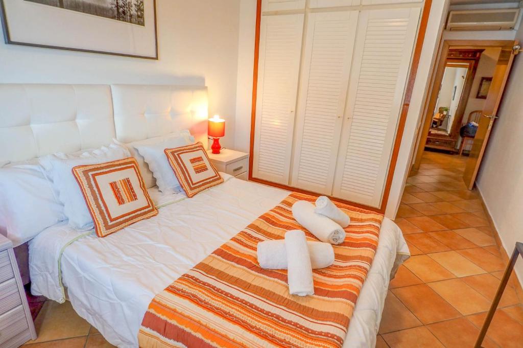 Postel nebo postele na pokoji v ubytování Linda Vista Oasis Penthouse by Hello Homes Sitges