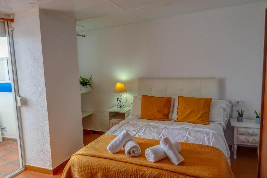 Postel nebo postele na pokoji v ubytování Linda Vista Oasis Penthouse by Hello Homes Sitges
