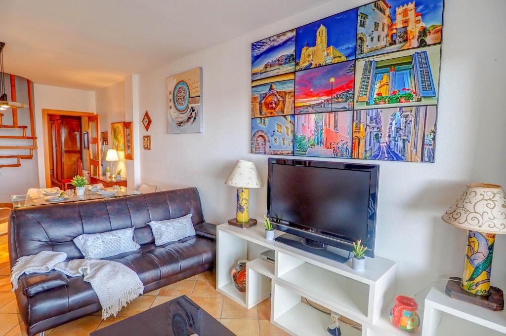 TV a/nebo společenská místnost v ubytování Linda Vista Oasis Penthouse by Hello Homes Sitges