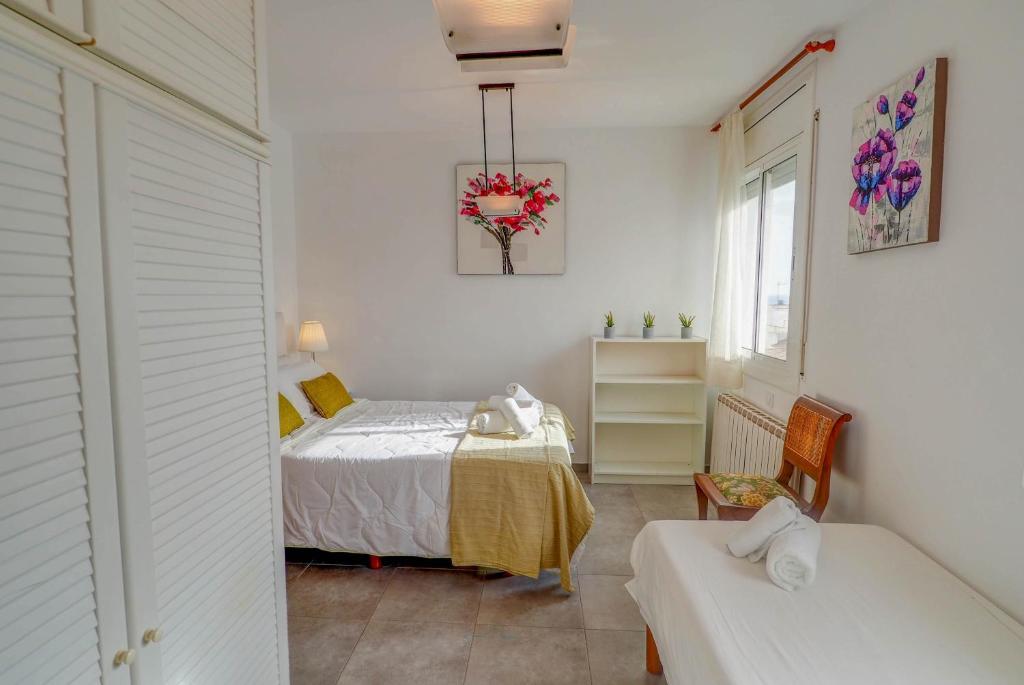 Postel nebo postele na pokoji v ubytování Linda Vista Oasis Penthouse by Hello Homes Sitges