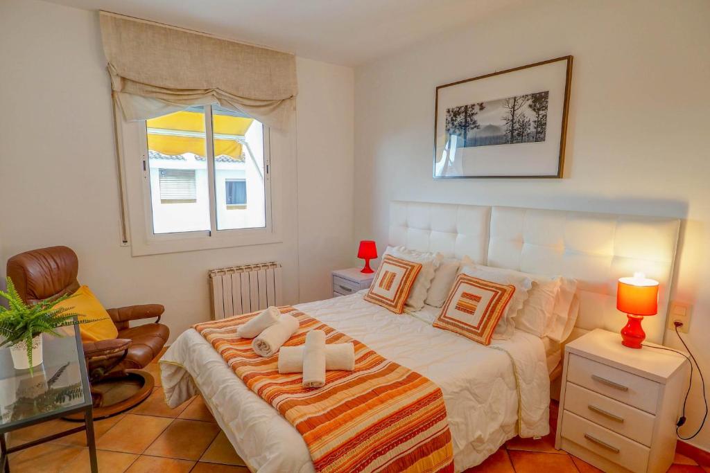 Postel nebo postele na pokoji v ubytování Linda Vista Oasis Penthouse by Hello Homes Sitges