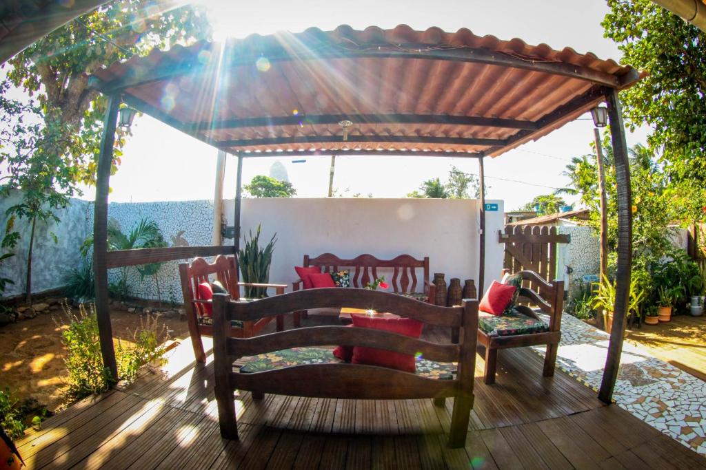 - un kiosque avec 2 chaises sur une terrasse dans l'établissement Pousada Leão Marinho, à Fernando de Noronha