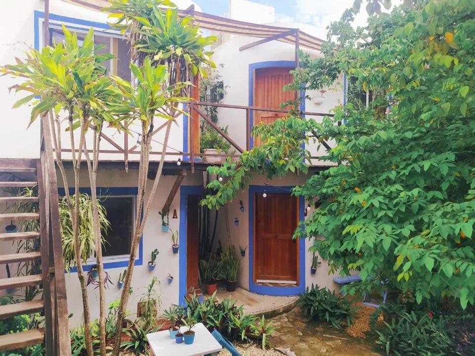 uma casa com uma escada que leva até ela em Hotel Jardin Mahahual em Mahahual