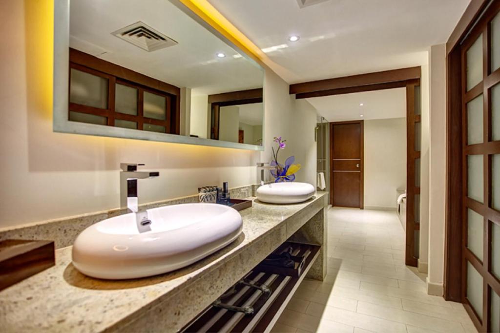 Vannituba majutusasutuses Hideaway at Royalton Blue Waters, An Autograph Collection all-Inclusive Resort - Adults Only