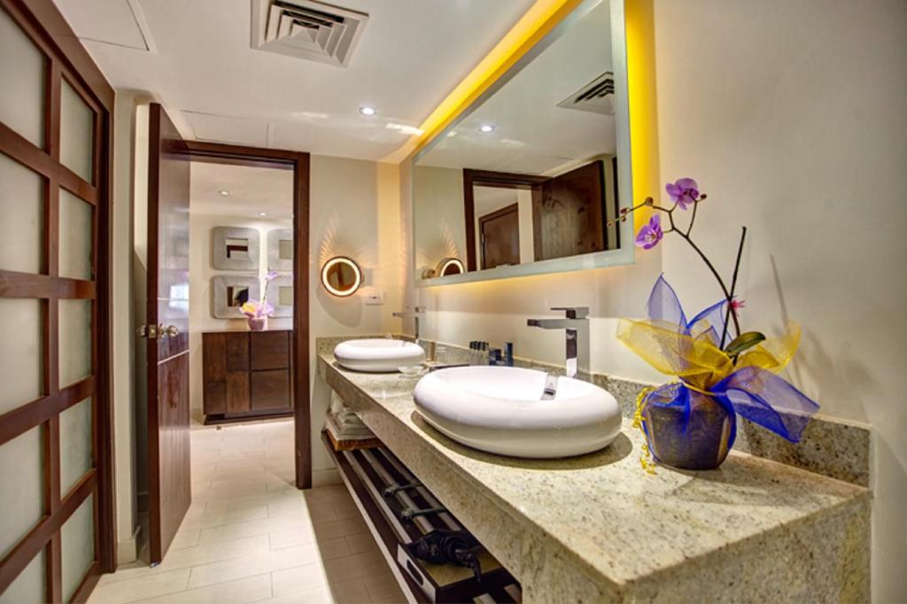 Vannituba majutusasutuses Hideaway at Royalton Blue Waters, An Autograph Collection all-Inclusive Resort - Adults Only