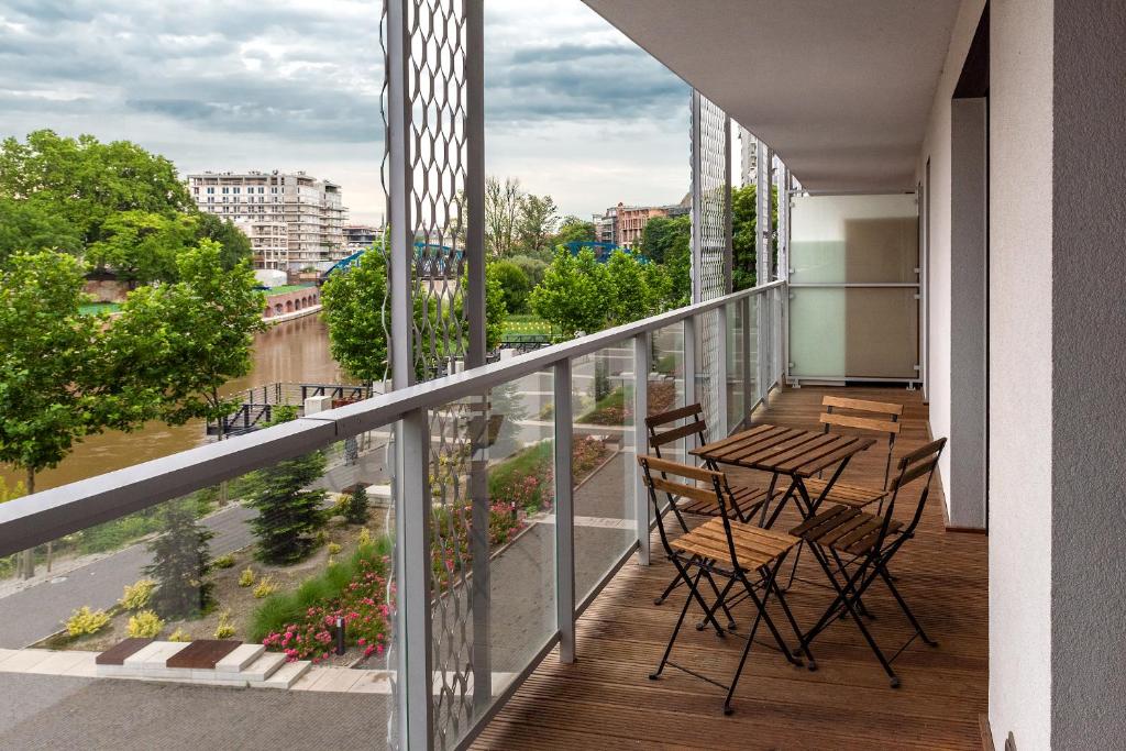Balkón alebo terasa v ubytovaní apartamenty-wroc Atal Towers