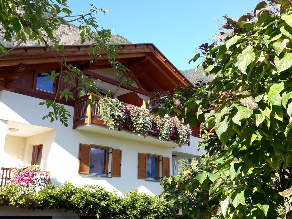 - un bâtiment avec un balcon fleuri dans l'établissement Törggelehof, à Lagundo