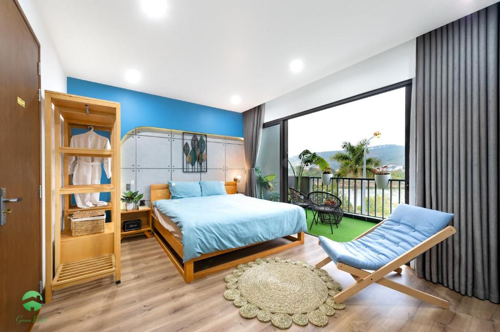 1 dormitorio con 1 cama y balcón en Green Pearl Villa Ha Long, en Ha Long