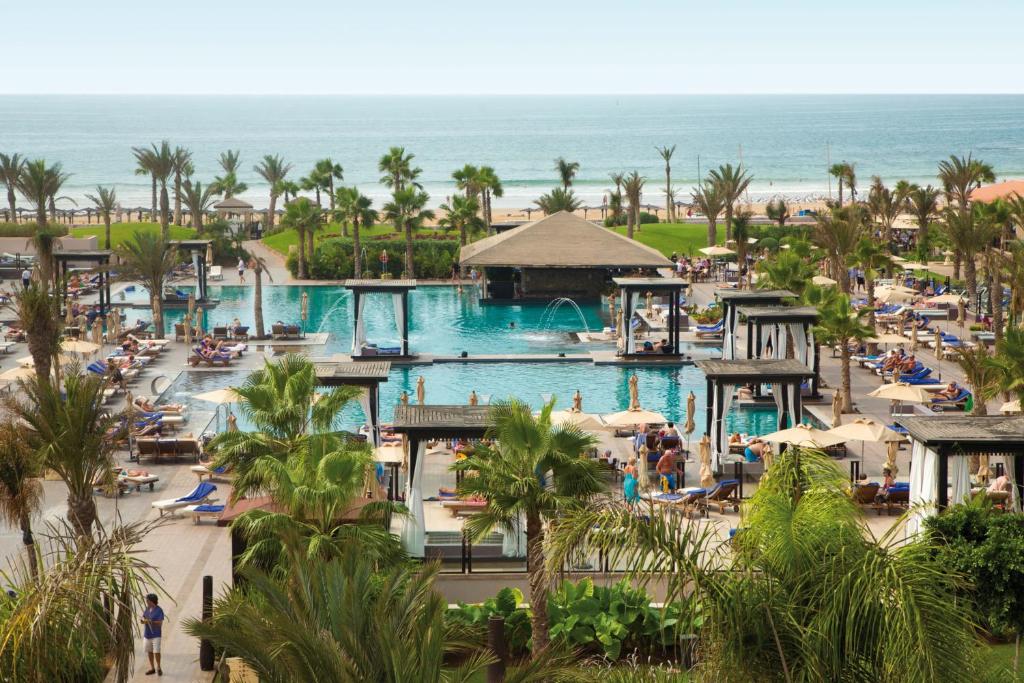 vista su un resort con piscina e oceano di Hotel Riu Palace Tikida Agadir - All Inclusive ad Agadir