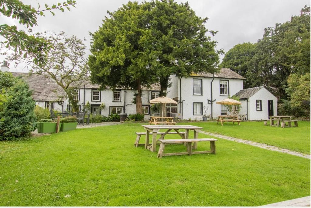 a picnic table in the yard of a house at The Church House in Torver