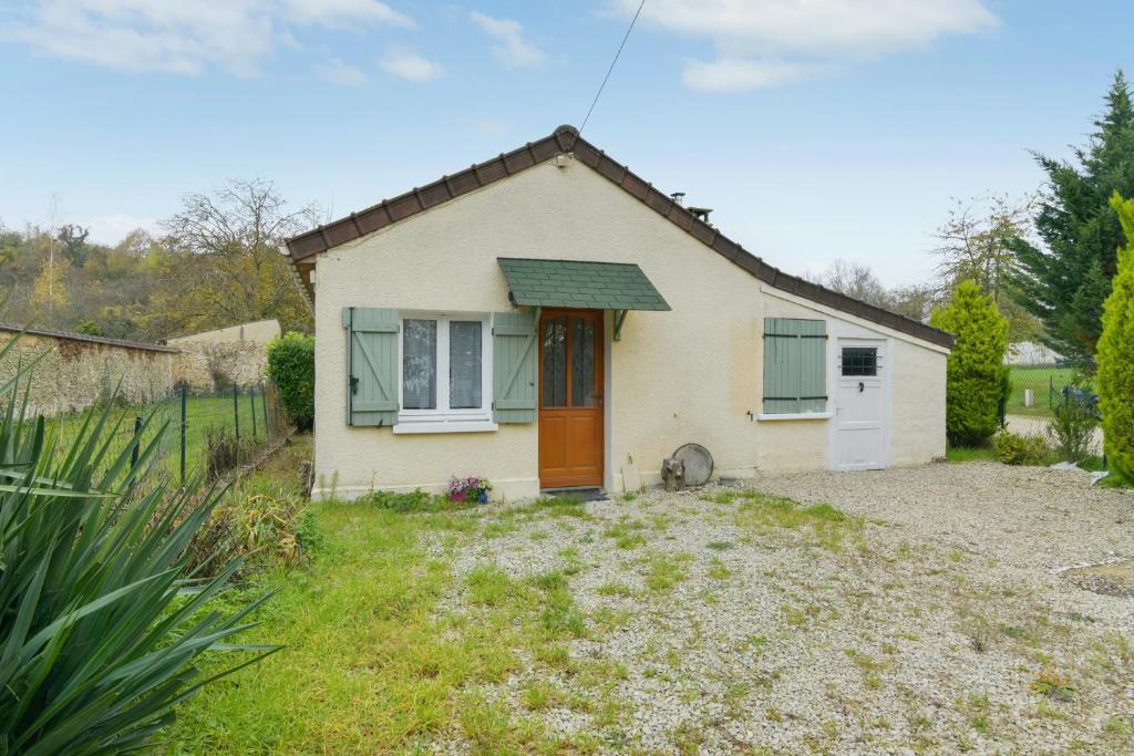 una pequeña casa blanca con una puerta roja en Maison de 2 chambres avec jardin clos et wifi a Villenauxe la Grande, en Villenauxe-la-Grande