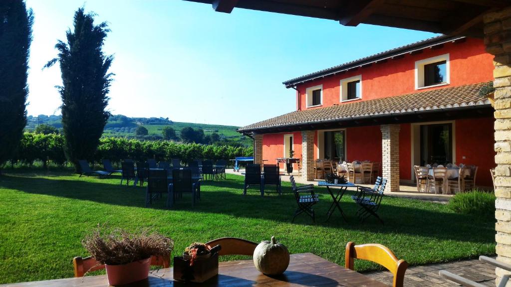 a house with a table and chairs in the yard at Agriturismo La Capezzagna in Ripa Teatina