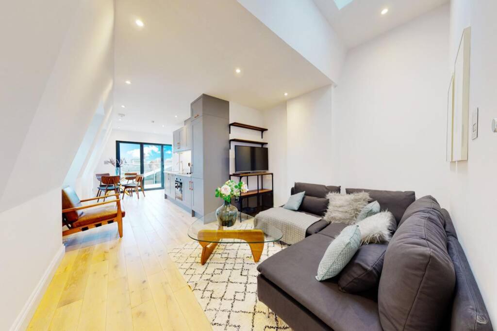 Stunning 2bed apartment 8min walk from metro