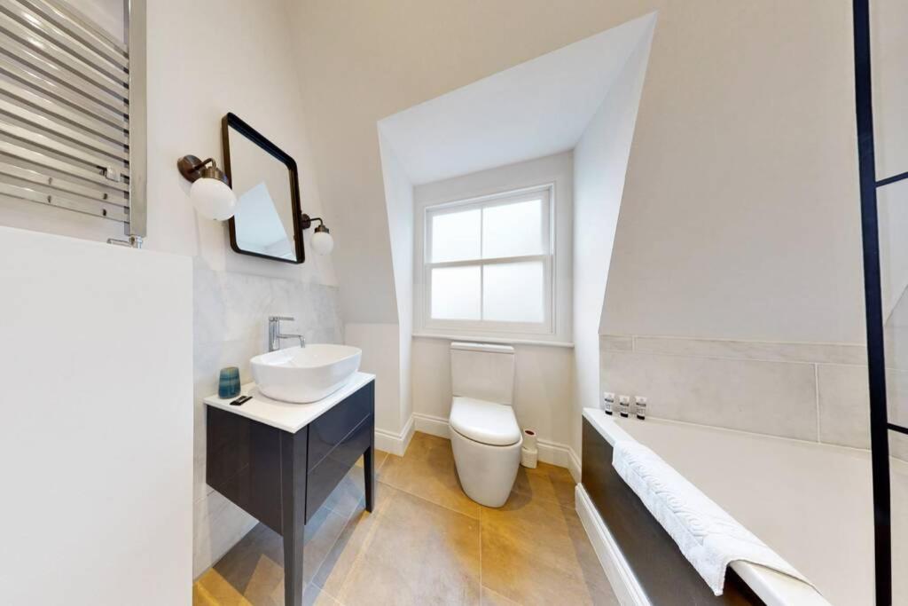 Stunning 2bed apartment 8min walk from metro