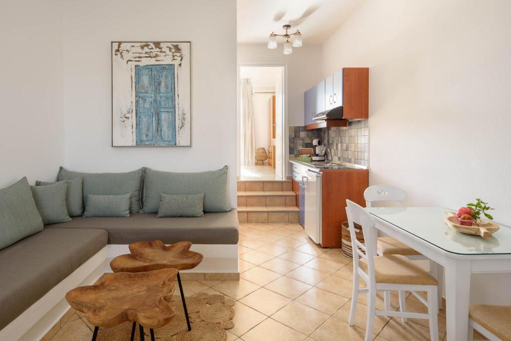 Posezení v ubytování Mirabeli Apartments & Suites