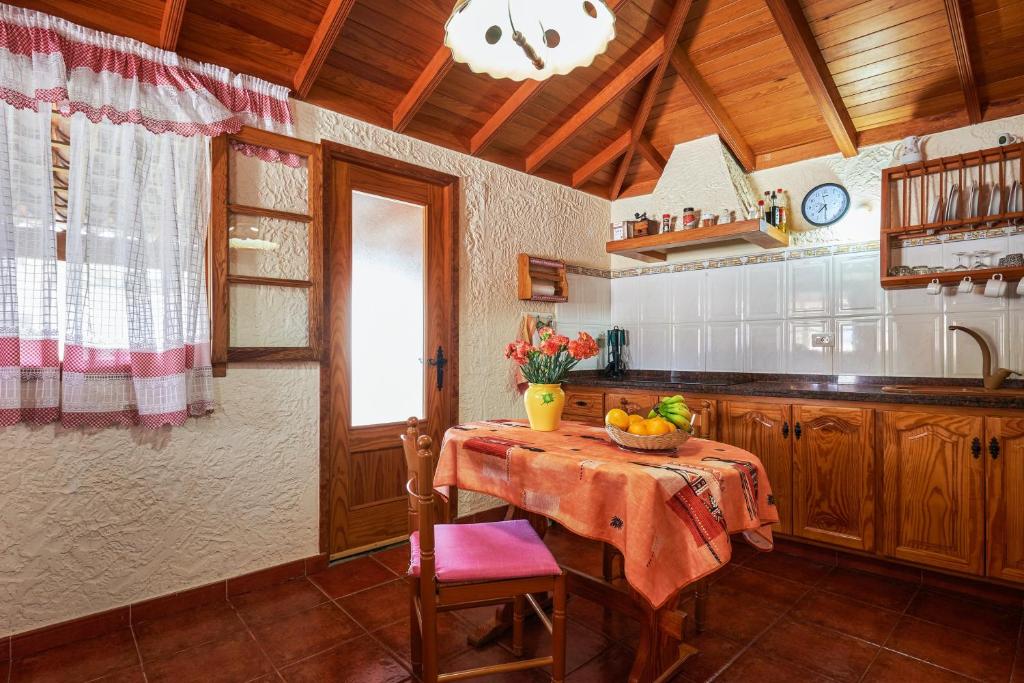 Kuchyňa alebo kuchynka v ubytovaní Charming House in Buenavista del Norte with Shared Pool