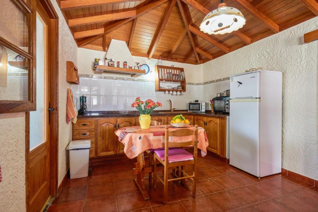 Kuchyňa alebo kuchynka v ubytovaní Charming House in Buenavista del Norte with Shared Pool