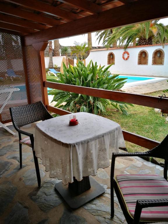 Bazén v ubytovaní Charming House in Buenavista del Norte with Shared Pool alebo v jeho blízkosti