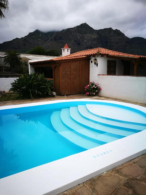 Bazén v ubytovaní Charming House in Buenavista del Norte with Shared Pool alebo v jeho blízkosti