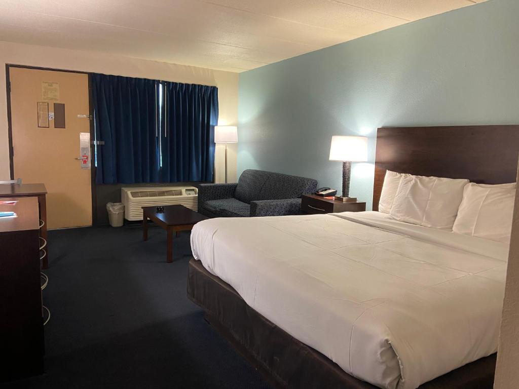 Postel nebo postele na pokoji v ubytování Econo Lodge Inn & Suites Rehoboth Beach