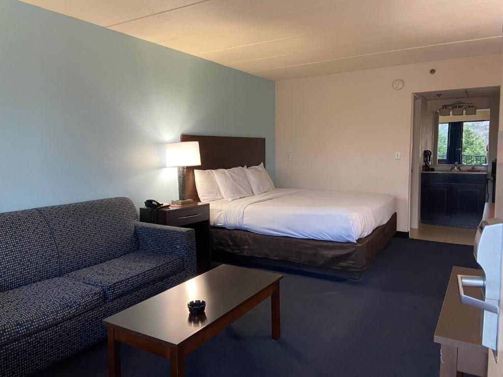 Postel nebo postele na pokoji v ubytování Econo Lodge Inn & Suites Rehoboth Beach