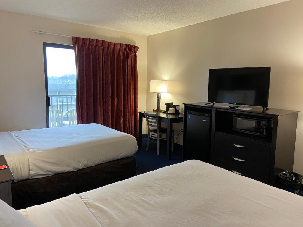 Postel nebo postele na pokoji v ubytování Econo Lodge Inn & Suites Rehoboth Beach