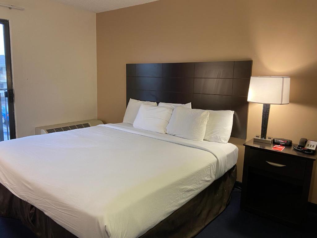 Postel nebo postele na pokoji v ubytování Econo Lodge Inn & Suites Rehoboth Beach