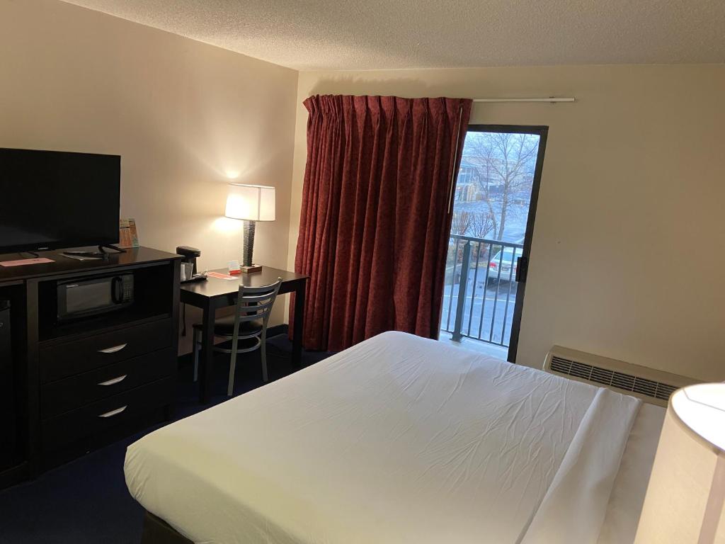 Postel nebo postele na pokoji v ubytování Econo Lodge Inn & Suites Rehoboth Beach