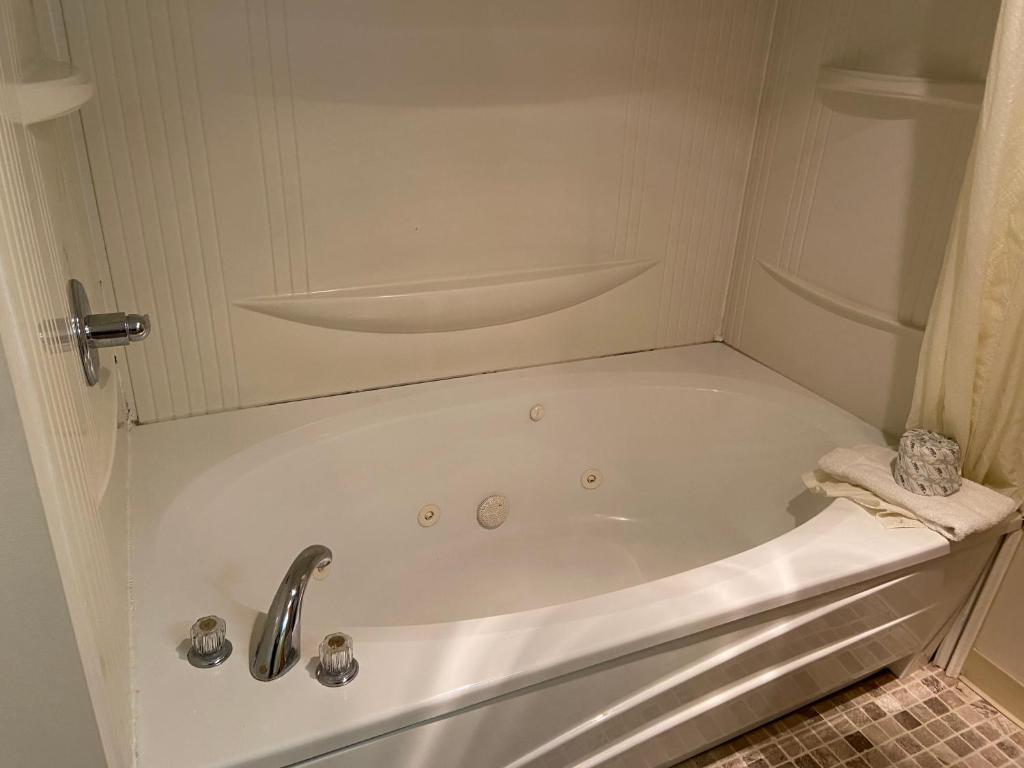 Koupelna v ubytování Econo Lodge Inn & Suites Rehoboth Beach