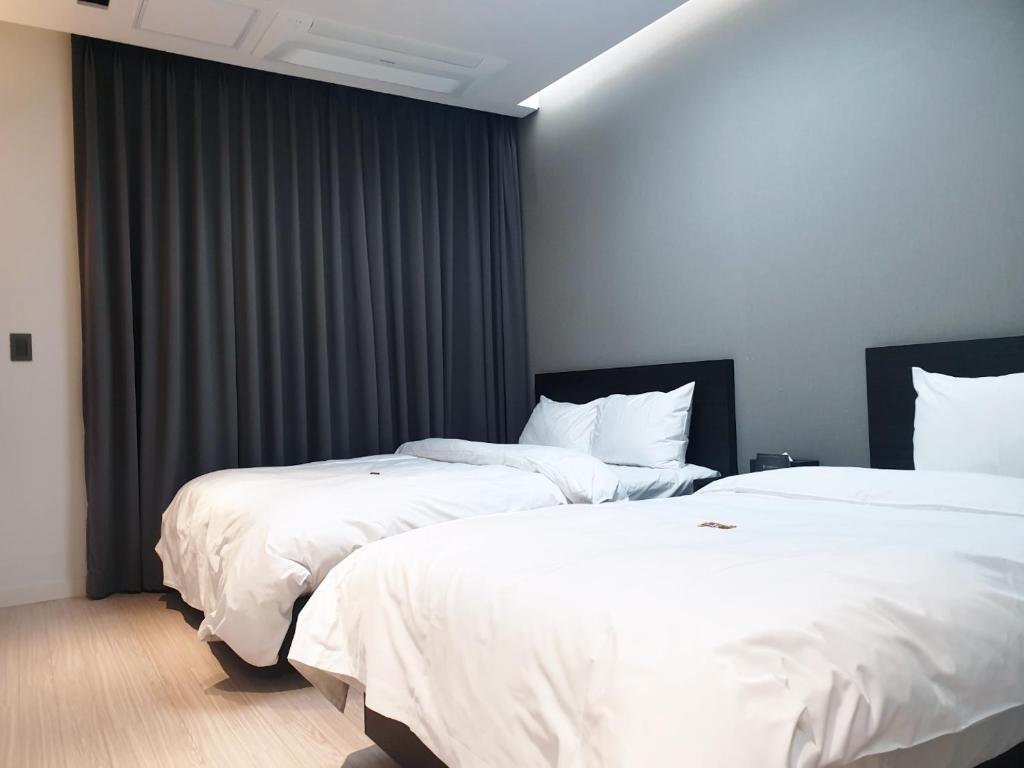Postel nebo postele na pokoji v ubytování 쏘타스위트 속초 월드스테이트