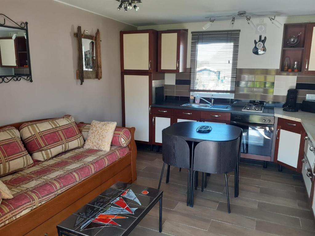Kuchyň nebo kuchyňský kout v ubytování Petite Maison Chalet à 100 m de la petite mer de Gâvres