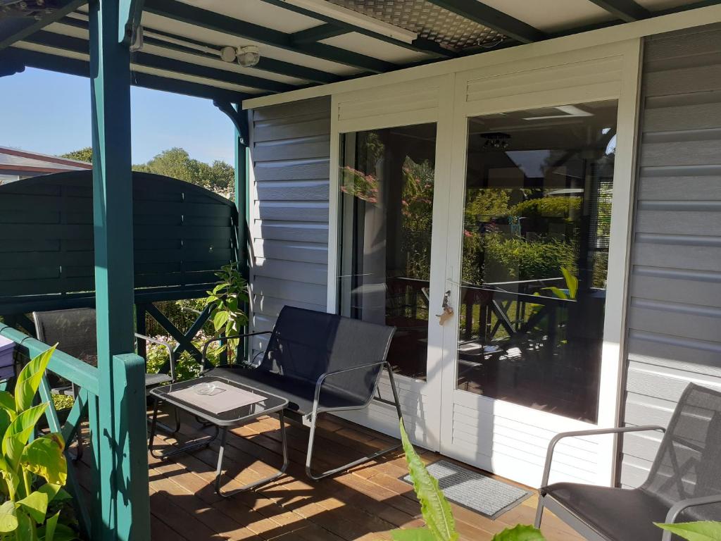 Patio nebo venkovní prostory v ubytování Petite Maison Chalet à 100 m de la petite mer de Gâvres