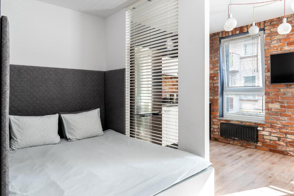 Łóżko lub łóżka w pokoju w obiekcie apartamenty-wroc Golden House