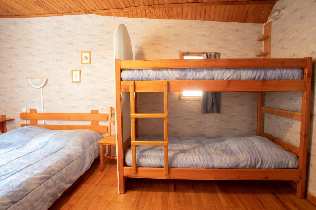 Krevet ili kreveti na sprat u jedinici u okviru objekta Appartement de 2 chambres avec jardin et wifi a Arvieux a 1 km des pistes