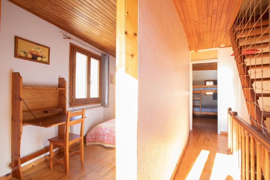 Krevet ili kreveti na sprat u jedinici u okviru objekta Appartement de 2 chambres avec jardin et wifi a Arvieux a 1 km des pistes