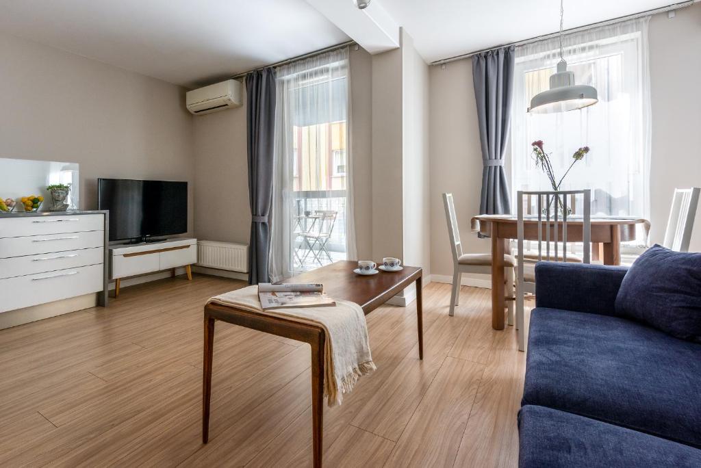Telewizja i/lub zestaw kina domowego w obiekcie apartamenty-wroc Golden House