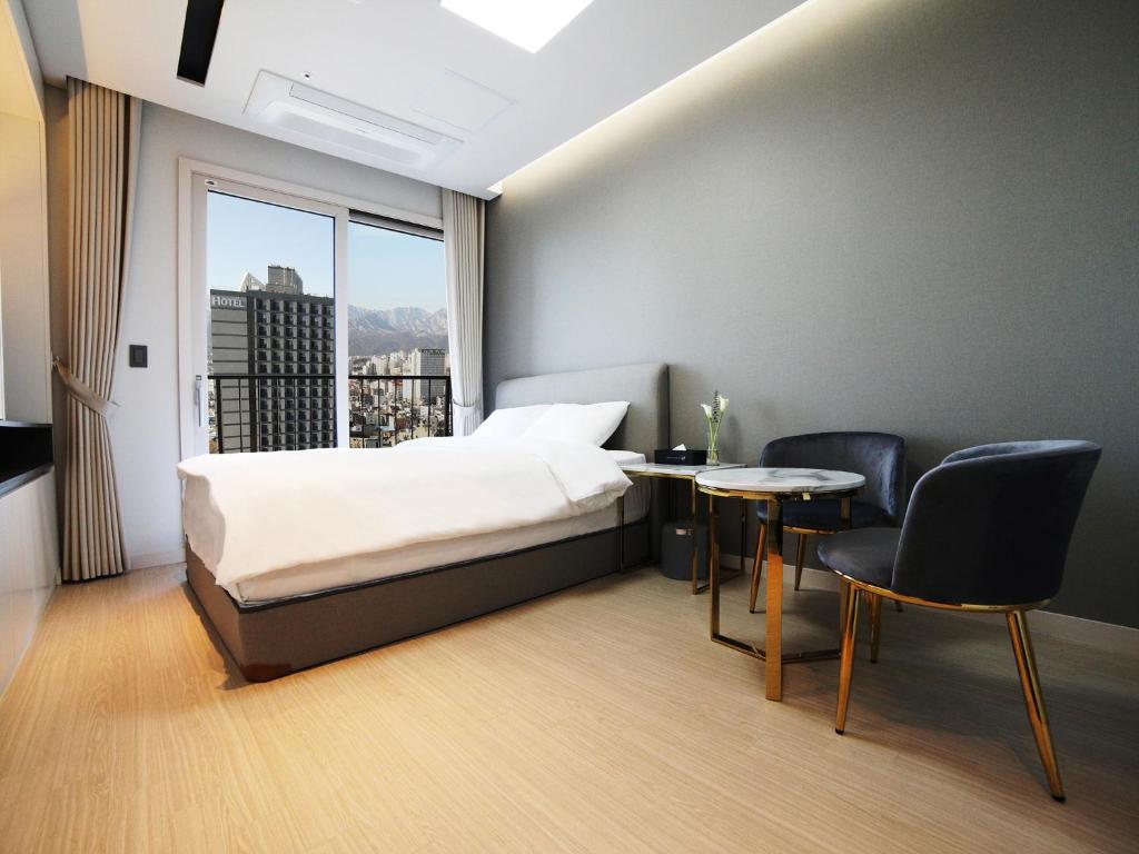 Postel nebo postele na pokoji v ubytování 쏘타스위트 속초 월드스테이트
