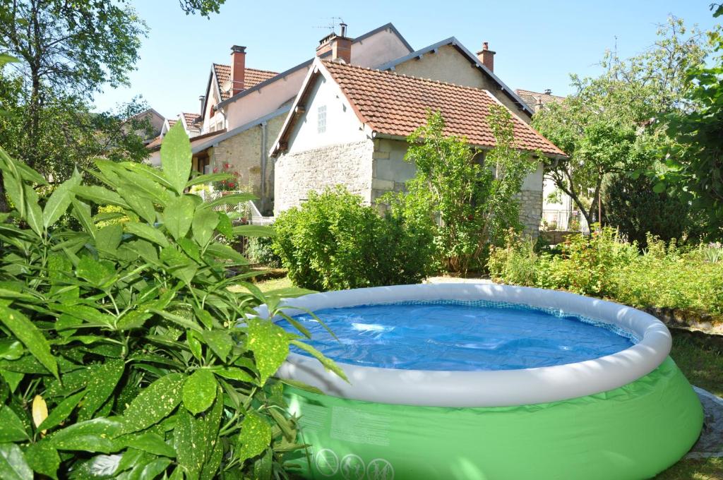 eine große Badewanne im Hof eines Hauses in der Unterkunft Maison de 2 chambres avec terrasse et wifi a Ornans in Ornans
